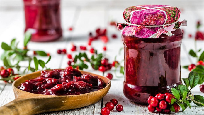 Brusinky se svíčkovou je česká klasika. Výborné jsou i brusinkový sirup, likér a bábovka Brusinky se svíčkovou je česká klasika. Výborné jsou i brusinkový sirup, likér a bábovka