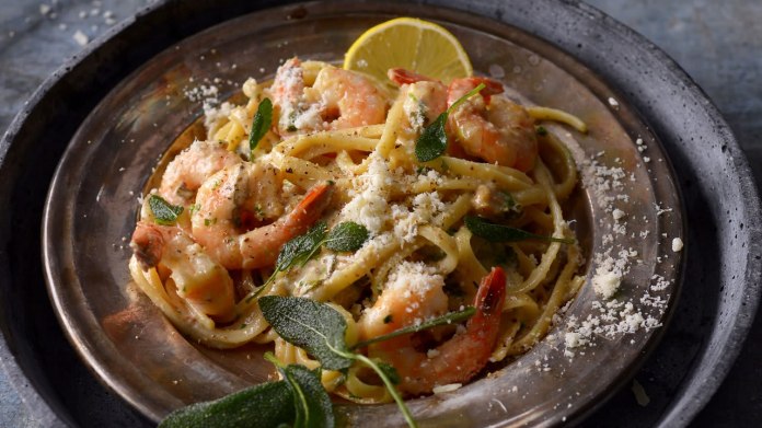 Linguine s krevetami a česnekovým máslem Linguine s krevetami a česnekovým máslem