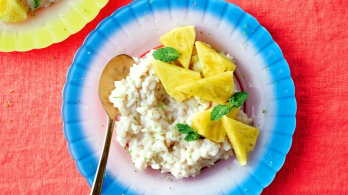 Pečený rýžový pudink piña colada s kokosem a ananasem Pečený rýžový pudink piña colada s kokosem a ananasem