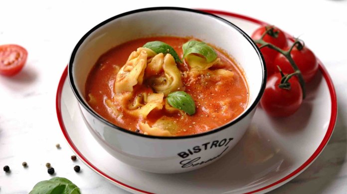 Rajská polévka s tortellini Rajská polévka s tortellini