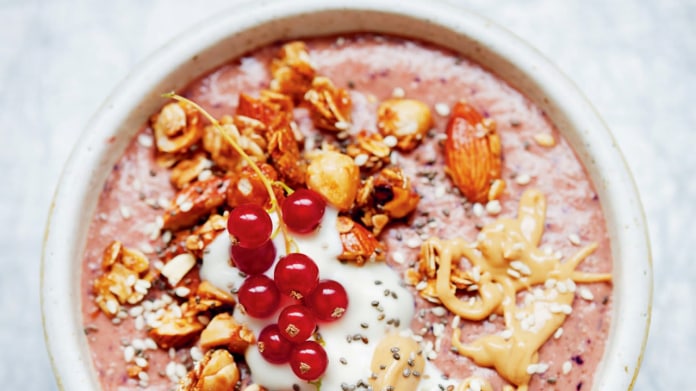 Smoothie bowl z krémového manga s jahodami Smoothie bowl z krémového manga s jahodami