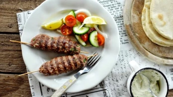Jehněčí kebab s jogurtovým dipem Jehněčí kebab s jogurtovým dipem