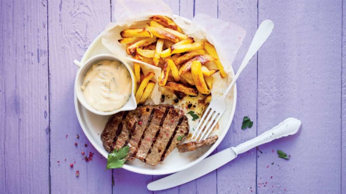 Steak s hranolky a bylinkovou majonézou Steak s hranolky a bylinkovou majonézou