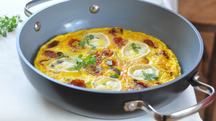 Frittata se sušenými rajčaty a kozím sýrem Frittata se sušenými rajčaty a kozím sýrem