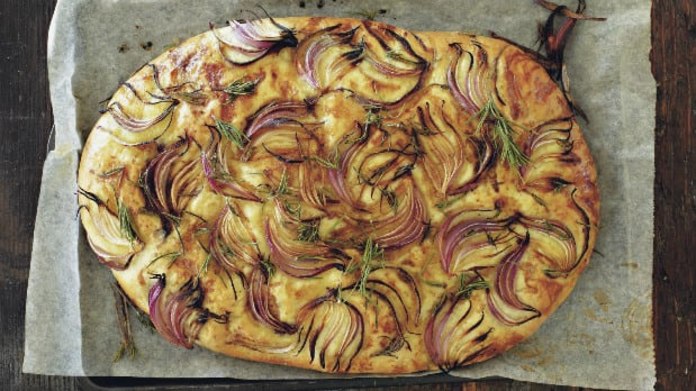 Focaccia s červenou cibulí Focaccia s červenou cibulí