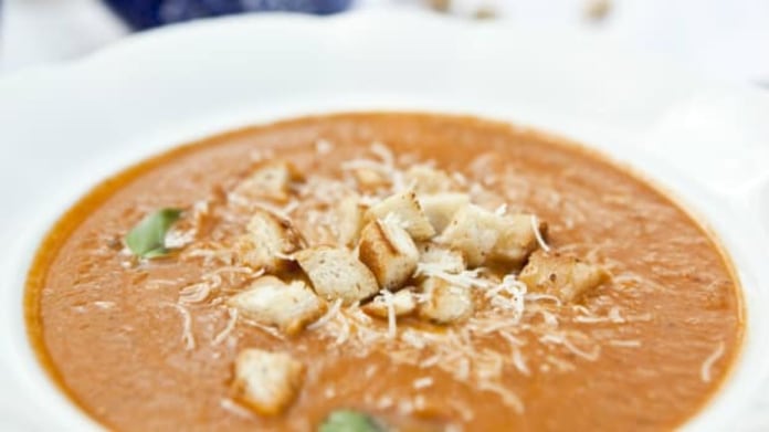 Lilková polévka s parmezánem Lilková polévka s parmezánem