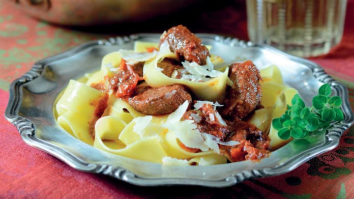 Ragú z divočáka se širokými nudlemi Ragú z divočáka se širokými nudlemi