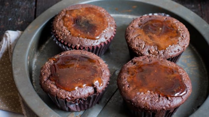 Čokoládové muffiny s pikantním sirupem Čokoládové muffiny s pikantním sirupem