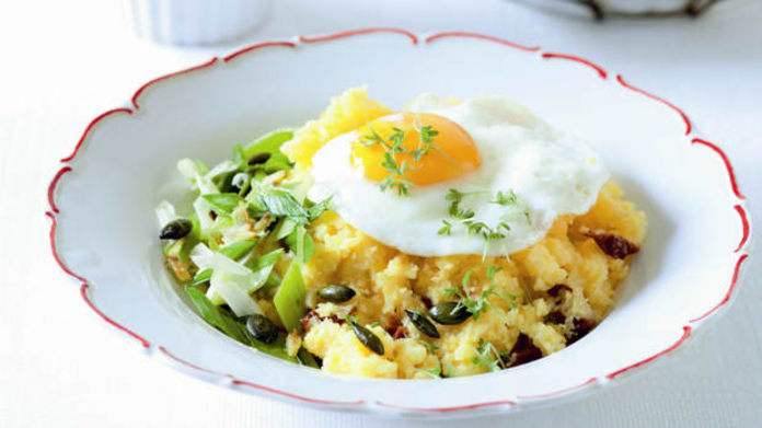 Polenta se sušenými rajčaty, pórkem a volským okem Polenta se sušenými rajčaty, pórkem a volským okem