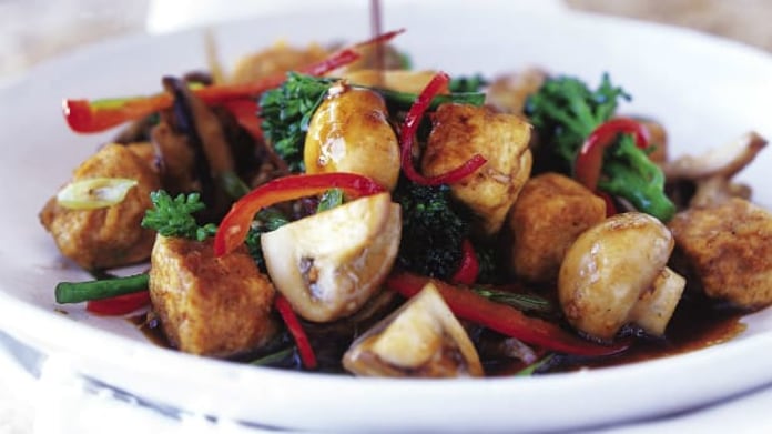 Brokolice a houby s karamelizovaným tofu Brokolice a houby s karamelizovaným tofu