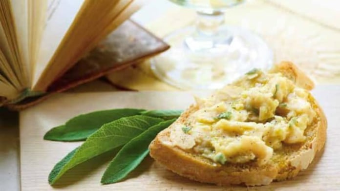 Crostini s bílými fazolemi se šalvějí Crostini s bílými fazolemi se šalvějí
