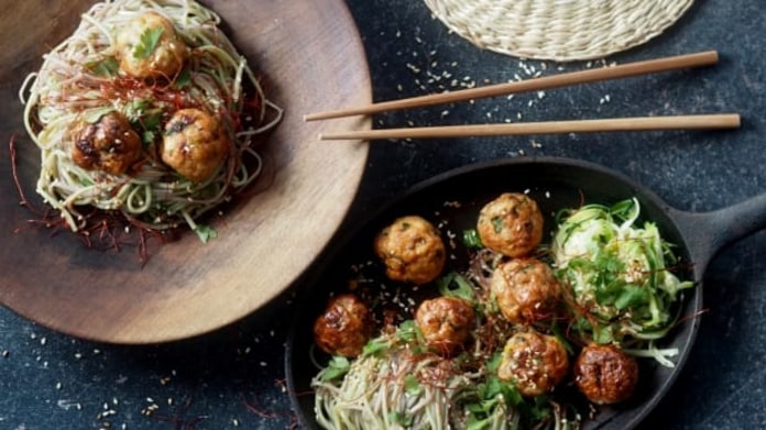 Krůtí kuličky s koriandrem, soba a green tea nudlemi Krůtí kuličky s koriandrem, soba a green tea nudlemi