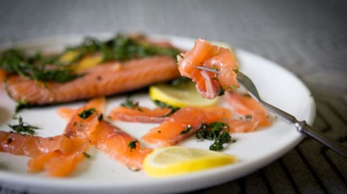 Gravlax s hořčičnou omáčkou Gravlax s hořčičnou omáčkou