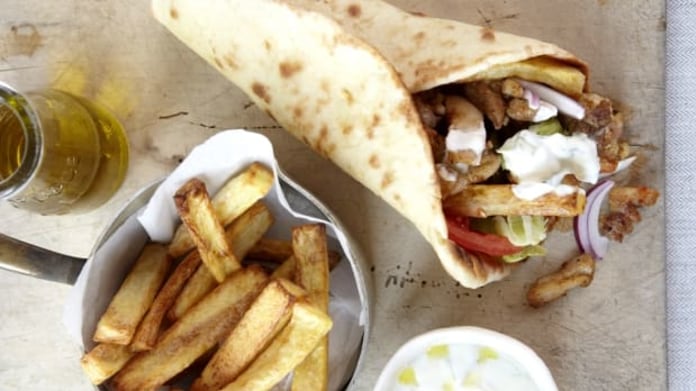 Domácí gyros v pitě s hranolky a tzatziky Domácí gyros v pitě s hranolky a tzatziky