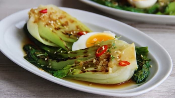 Grilované pak choi s asijskou zálivkou Grilované pak choi s asijskou zálivkou