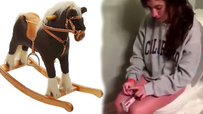 Co svým videem chtěla dívka říct, to pochopí snad jen houpací koník. Co svým videem chtěla dívka říct, to pochopí snad jen houpací koník.