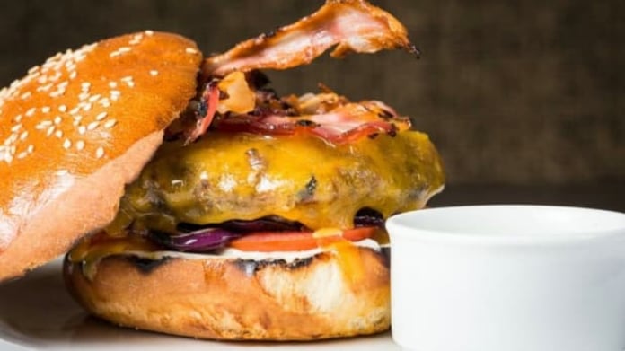 Hovězí hamburger s česnekovou majonézou Hovězí hamburger s česnekovou majonézou