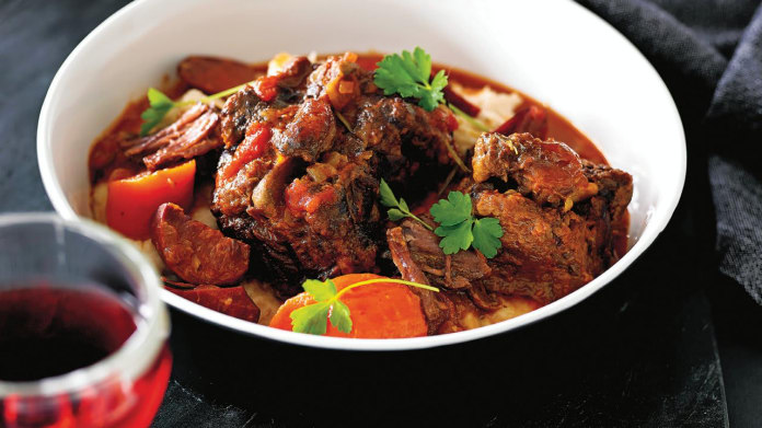 Španělská dušená hovězí oháňka s klobáskou chorizo Španělská dušená hovězí oháňka s klobáskou chorizo