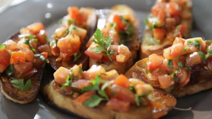 Bruschetta se salsou z grilovaných rajčat Bruschetta se salsou z grilovaných rajčat