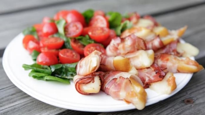 Mozzarella grilovaná v tyrolském špeku Mozzarella grilovaná v tyrolském špeku