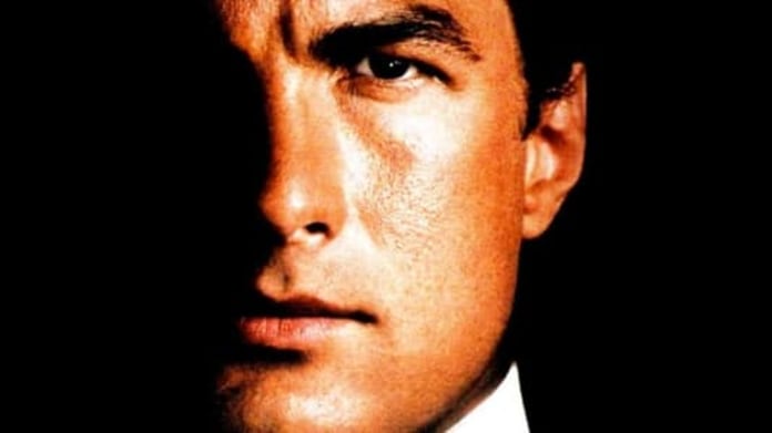 Steven Segal v Přepadení 2: Temné území Steven Segal v Přepadení 2: Temné území