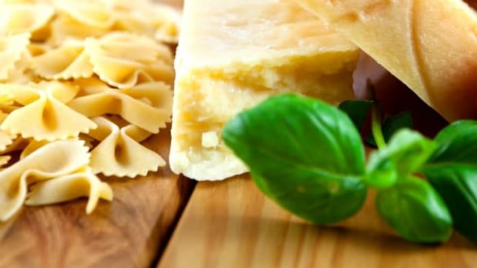 Farfalle s bazalkovou omáčkou Farfalle s bazalkovou omáčkou