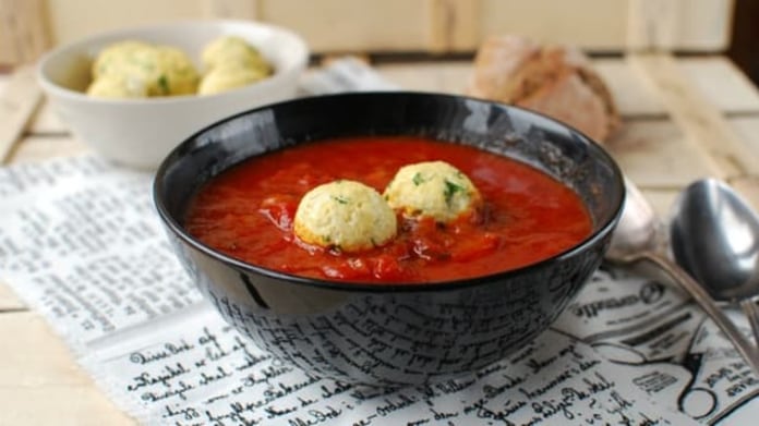 Rajčatová polévka s tofu knedlíčky Rajčatová polévka s tofu knedlíčky