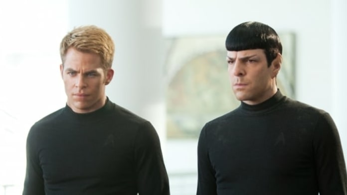 Chris Pine jako kapitán Kirk s populárním Zacharym Quintem v roli Spocka ve filmu Star Trek: Do temnoty Chris Pine jako kapitán Kirk s populárním Zacharym Quintem v roli Spocka ve filmu Star Trek: Do temnoty