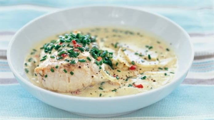 Treska s chilli, pažitkou a crème fraîche Treska s chilli, pažitkou a crème fraîche