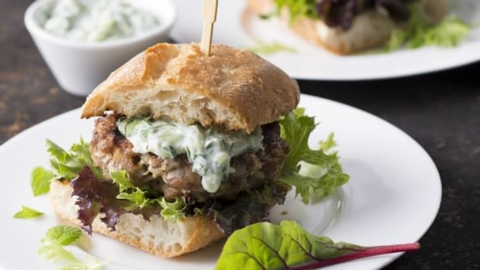 Pikantní jehněčí hamburger Pikantní jehněčí hamburger