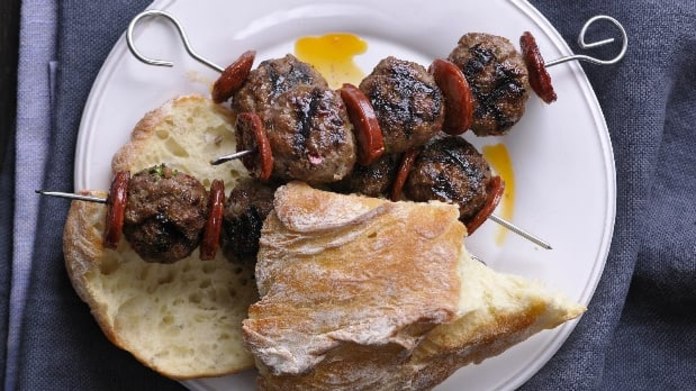 Grilované hovězí kuličky s klobásou chorizo na špízu Grilované hovězí kuličky s klobásou chorizo na špízu