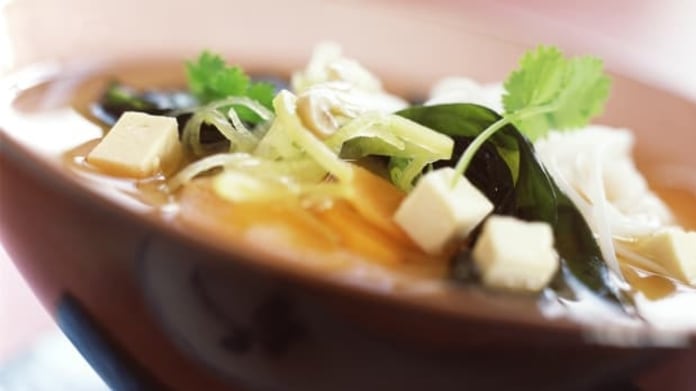 Polévka miso se skleněnými nudlemi a tofu Polévka miso se skleněnými nudlemi a tofu