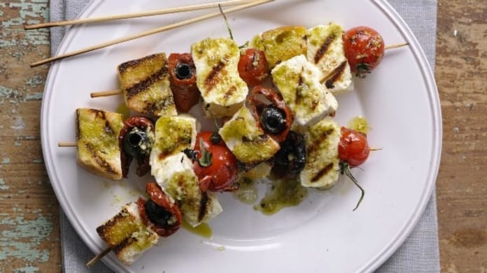 Vegetariánský kebab s feta sýrem a rajčátky Vegetariánský kebab s feta sýrem a rajčátky