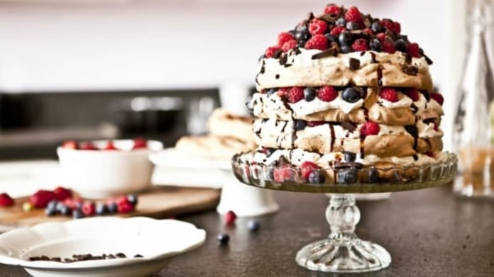 Čokoládovo-malinový dort Pavlova Čokoládovo-malinový dort Pavlova
