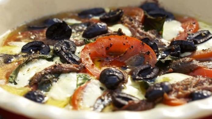 Zapečené Caprese s olivami a ančovičkami Zapečené Caprese s olivami a ančovičkami