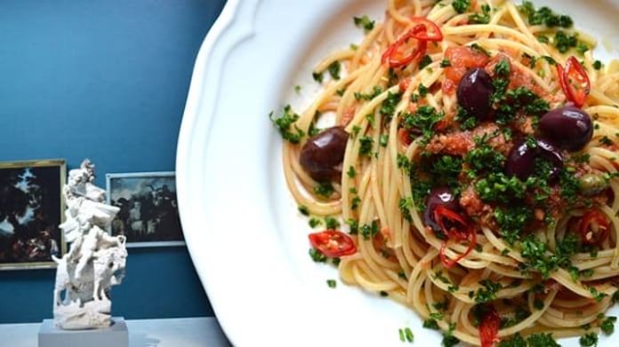 Spaghetti alla puttanesca Spaghetti alla puttanesca