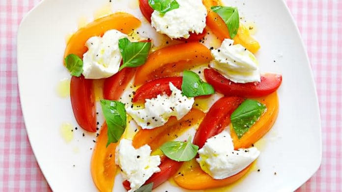 Salát Caprese s buvolí mozzarellou Salát Caprese s buvolí mozzarellou