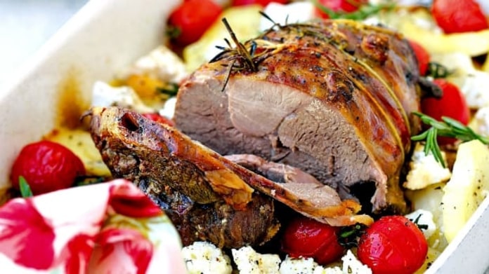 Jehněčí kýta s bramborami a feta sýrem Jehněčí kýta s bramborami a feta sýrem