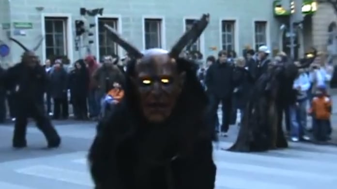 Čerti v Grazu děsí lidi každoročně v ulicích Čerti v Grazu děsí lidi každoročně v ulicích