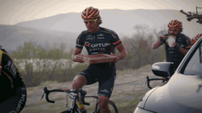 Jídlo a pití na kole: Profíci na Tour de France vědí, jak na to! Jídlo a pití na kole: Profíci na Tour de France vědí, jak na to!