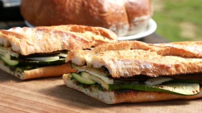 Bageta s grilovanou zeleninou a sýrem provolone Bageta s grilovanou zeleninou a sýrem provolone