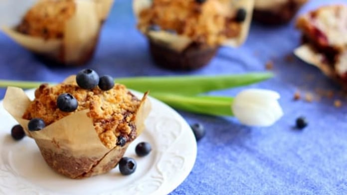 Muffiny s lesním ovocem a drobenkou Muffiny s lesním ovocem a drobenkou