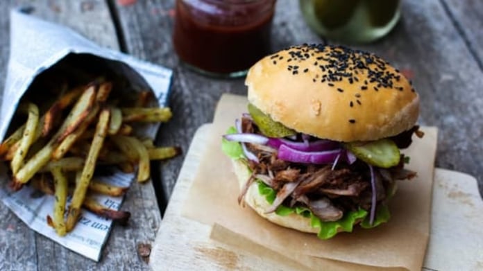 Pulled Pork Burger s pečenými česnekovo-bylinkovými hranolkami Pulled Pork Burger s pečenými česnekovo-bylinkovými hranolkami