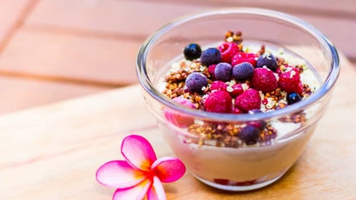 Raw vanilkový jogurt s ovocem Raw vanilkový jogurt s ovocem