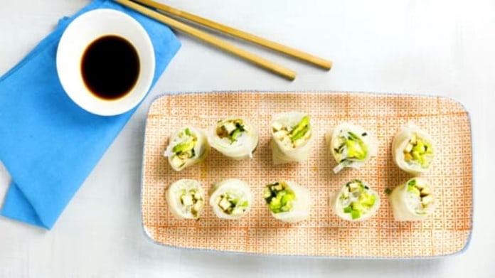 Asijské závitky s avokádem a uzeným tofu Asijské závitky s avokádem a uzeným tofu