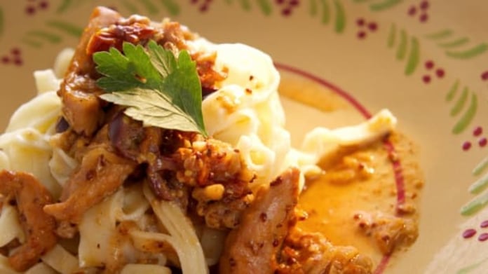 Králičí soté s olivami, hořčicí a tymiánem & čerstvé tagliatelle Králičí soté s olivami, hořčicí a tymiánem & čerstvé tagliatelle