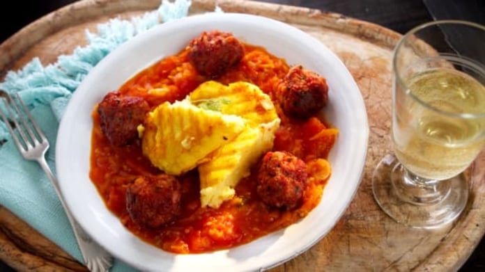 Masové koule s rajčatovou omáčkou & polenta s bazalkou a parmazánem Masové koule s rajčatovou omáčkou & polenta s bazalkou a parmazánem