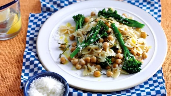 Farfalle s cizrnou a brokolicí Farfalle s cizrnou a brokolicí