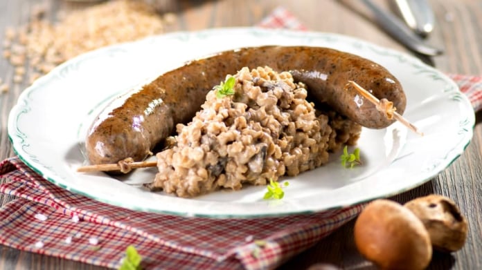 Jitrnice s kroupovým rozotem a hříbky Jitrnice s kroupovým rozotem a hříbky