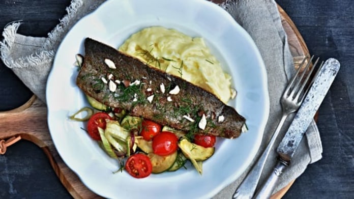 Filet ze pstruha s česnekovou bramborovou kaší a letní zeleninou Filet ze pstruha s česnekovou bramborovou kaší a letní zeleninou